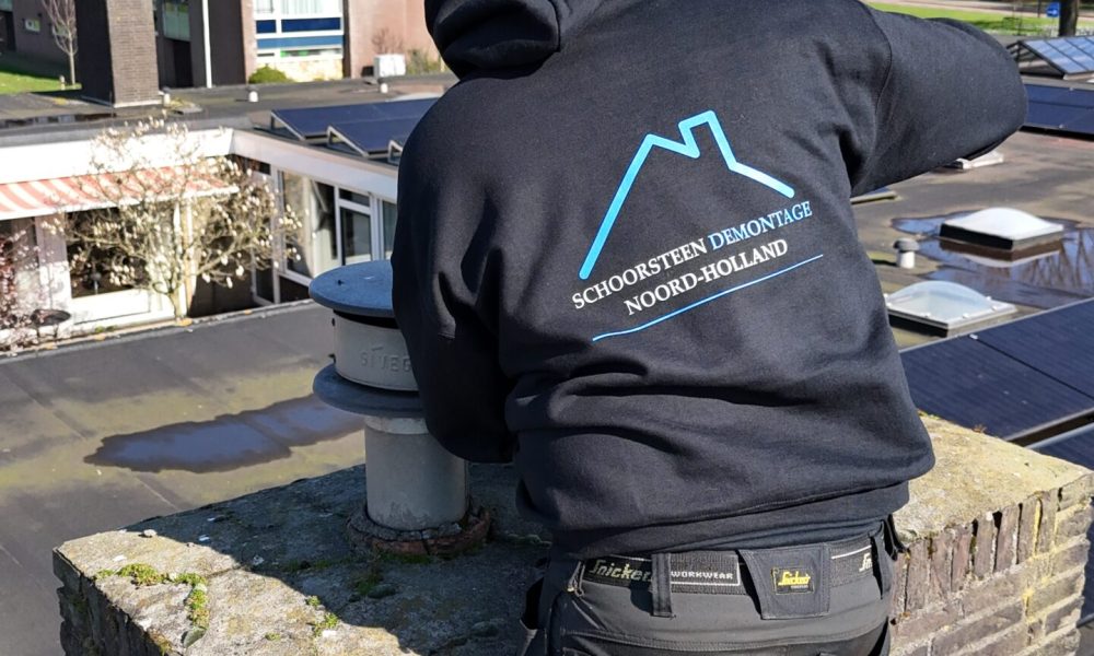 Mike van Schoorsteen-Demontage.nl op het dak voor het renoveren van een schoorsteen